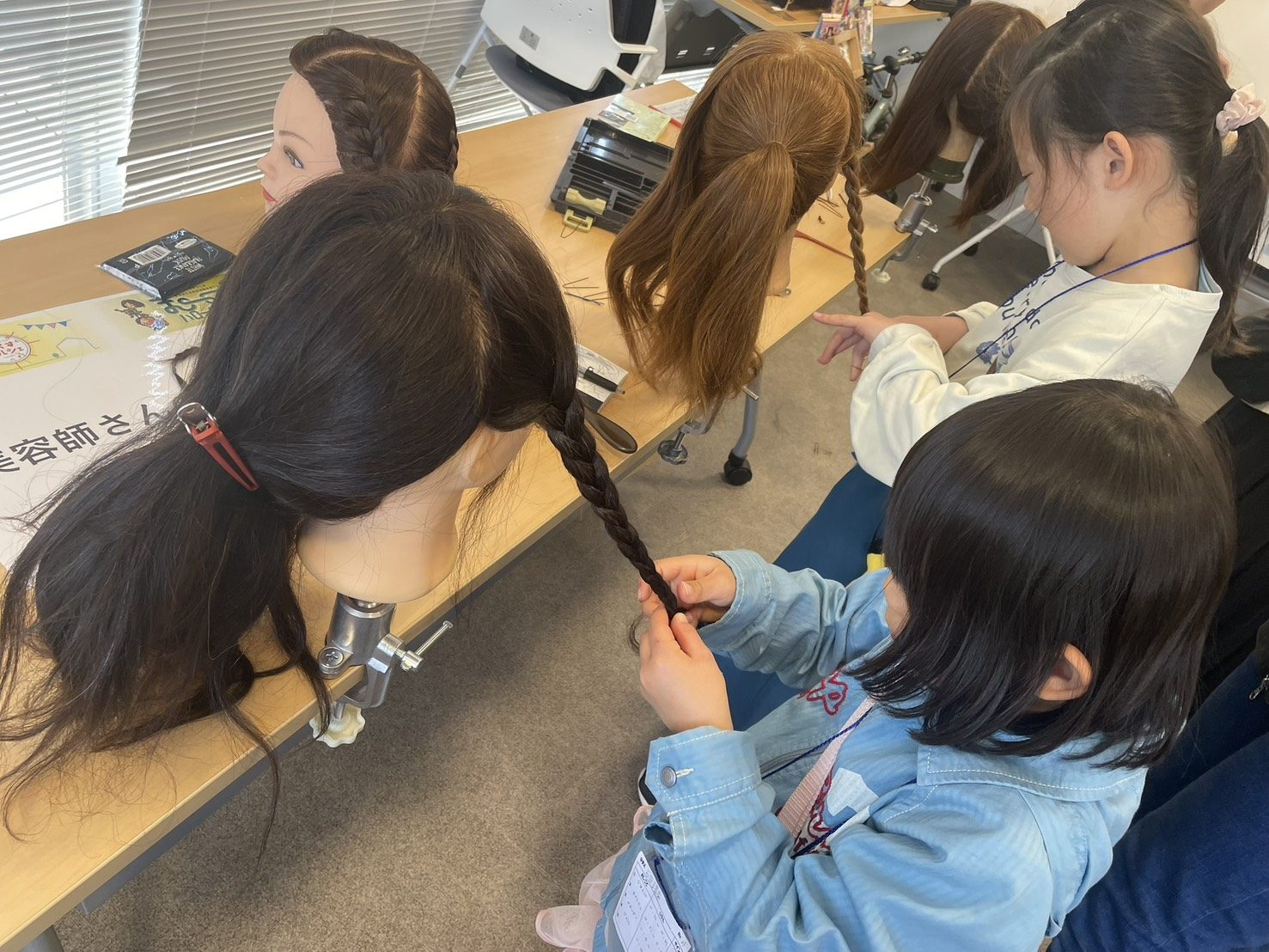 三つ編みに取り組む様子